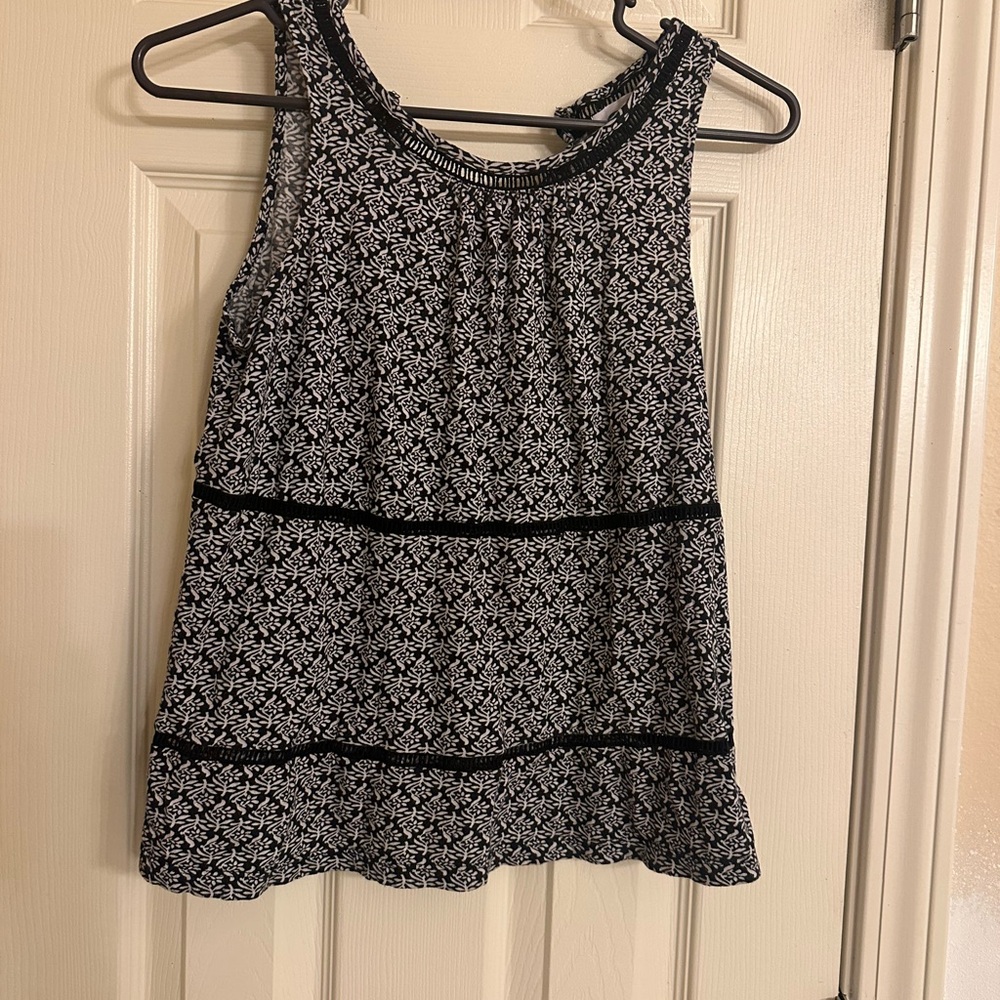 Old navy sleeveless shirt